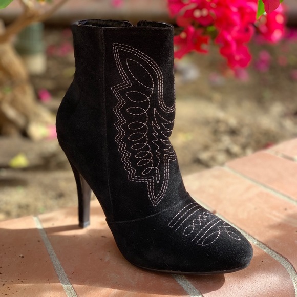 Ladies Cassidy' Black Pointy Toe Booties - Picture 3 of 7